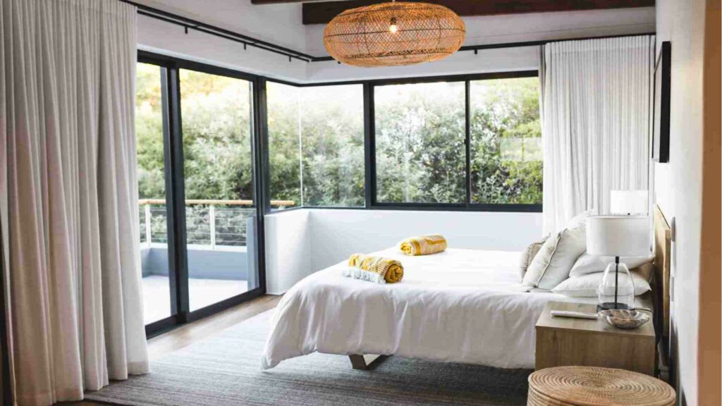 Chambre aménagé avec beaucoup de lumière et un grand lit