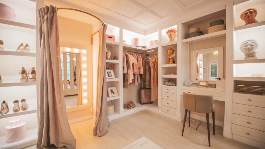 Chambre avec dressing coloré et lumineuse