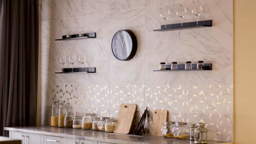 Le mur d'une cuisine de luxe