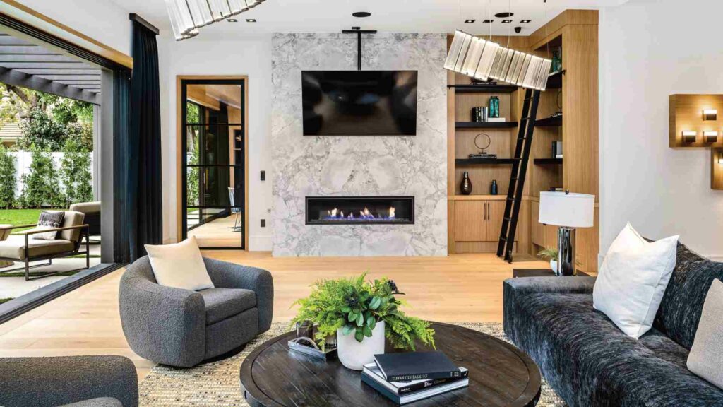 Un grand salon de luxe avec une TV