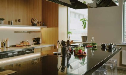 Photo d'une cuisine de luxe avec une vue sur le plan de travail