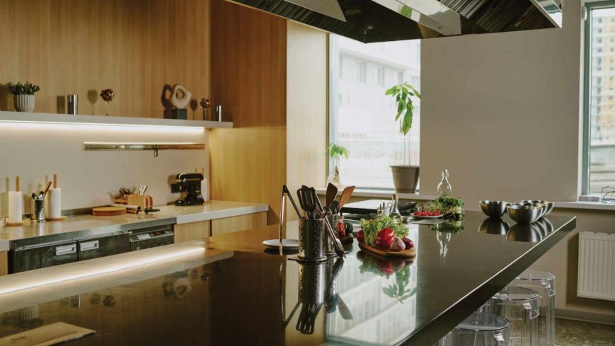 Photo d'une cuisine de luxe avec une vue sur le plan de travail