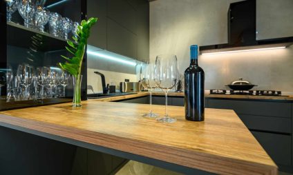 Photo d'un bar en gros plans avec une bouteille de vin sur la table