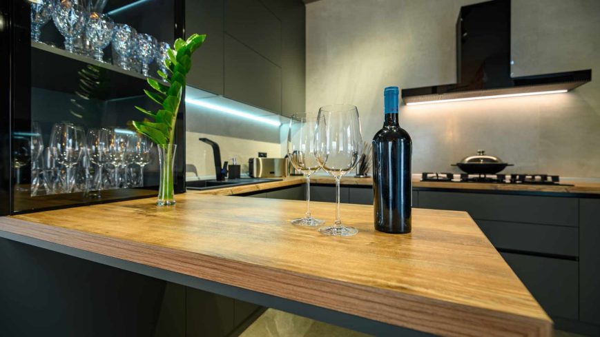 Photo d'un bar en gros plans avec une bouteille de vin sur la table