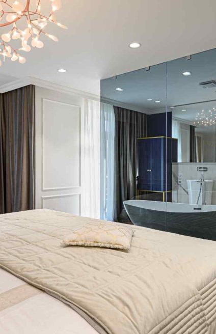 Grande chambre ouverte lumineuse