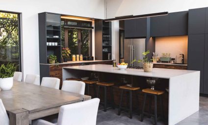 Photo d'une grande cuisine de luxe lumineuse avec un grand îlot central
