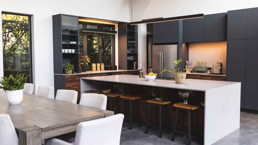Photo d'une grande cuisine de luxe lumineuse avec un grand îlot central