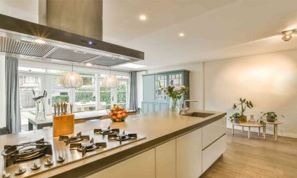 Grande cuisine luxueuse avec finitions murales