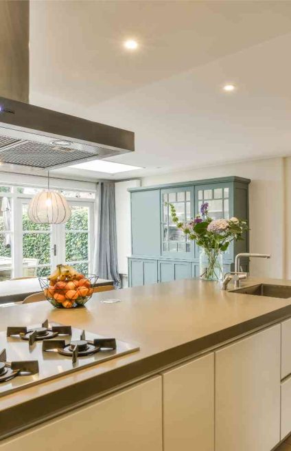 Grande cuisine luxueuse avec finitions murales