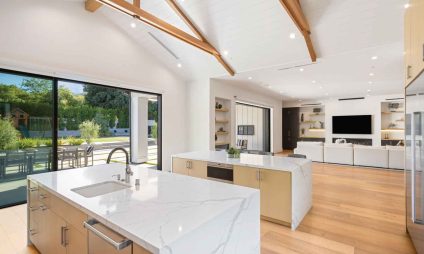 Photo d'une grande cuisine de luxe spacieuce et lumineuse