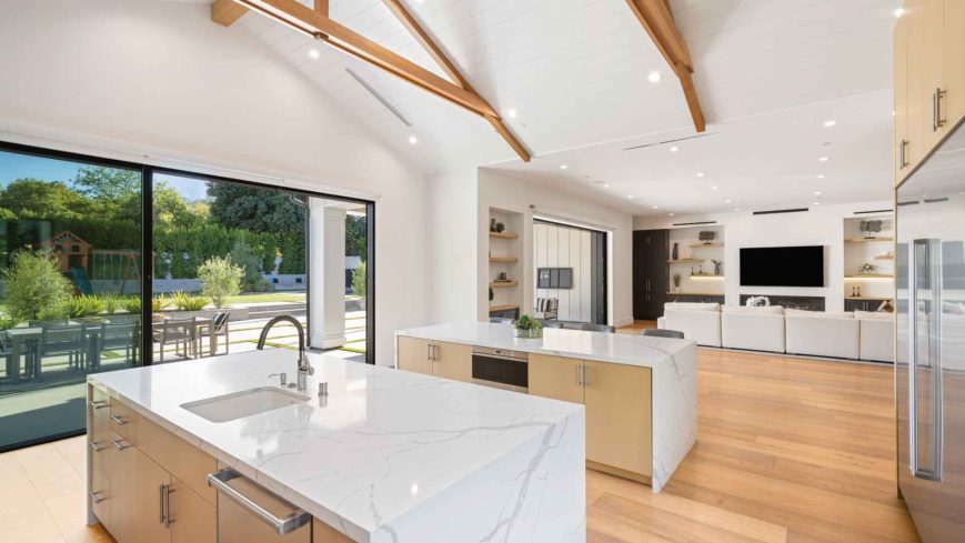 Photo d'une grande cuisine de luxe spacieuce et lumineuse