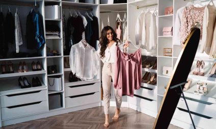 Une femme qui choisi dans son dressing qu'elle robe m'être