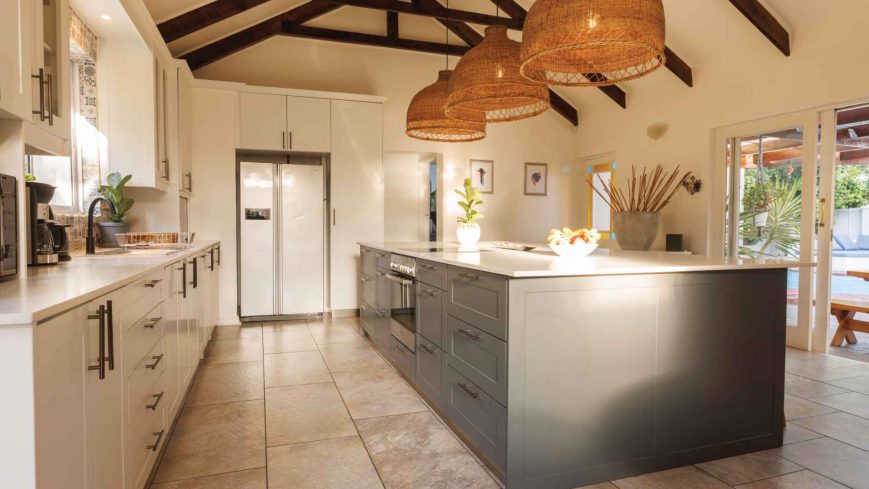 Photo d'une cuisine de luxe lumineuse ouverte