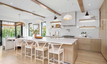 Photo d'une grande cuisine en bois lumineux