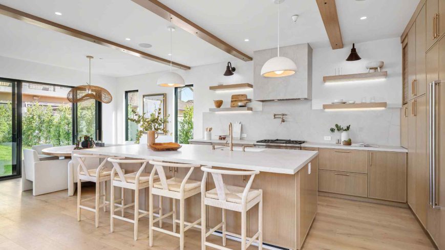 Photo d'une grande cuisine en bois lumineux