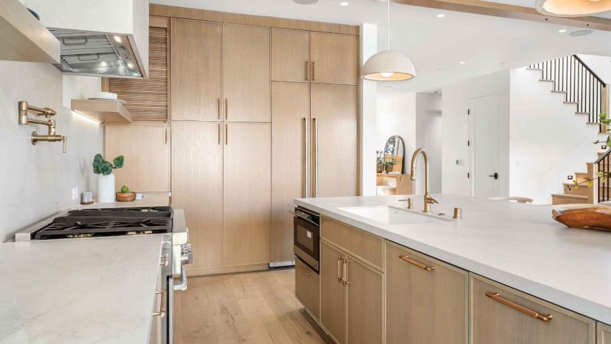 Une cuisine lumineuse en bois et marbre