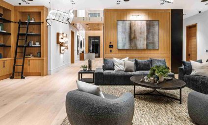 Un salon de luxe ouvert avec un grand meuble TV