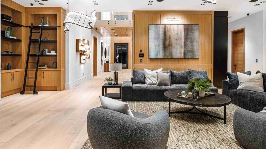 Un salon de luxe ouvert avec un grand meuble TV